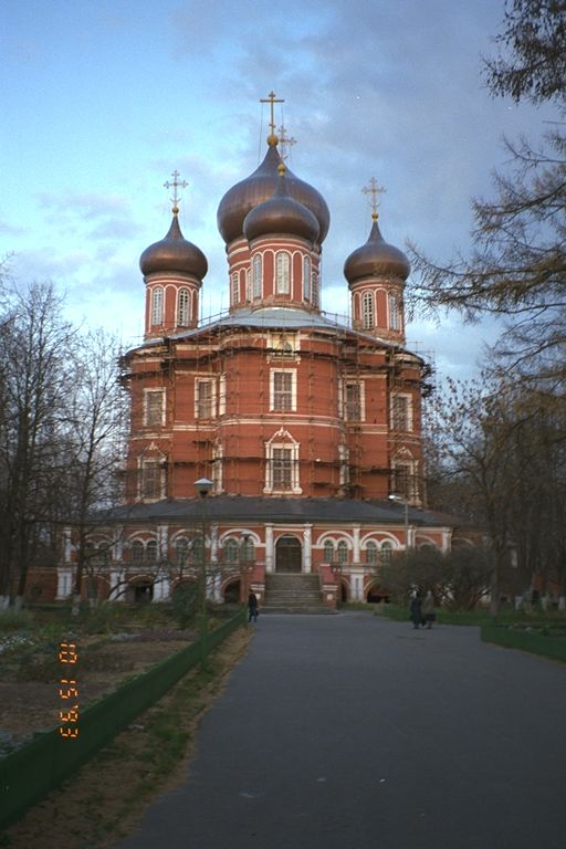http://www.midwinter.com/~koreth/russia/moscow-churches/donskoi-center.jpg